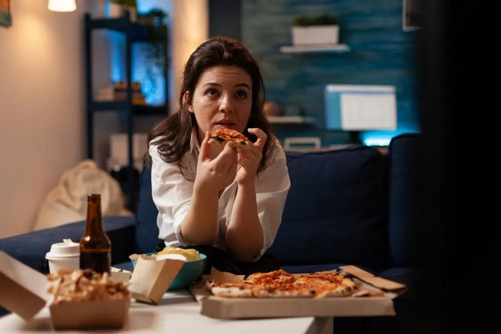 Mengatasi Emotional Eating Saat Stres dengan Mindful Eating
