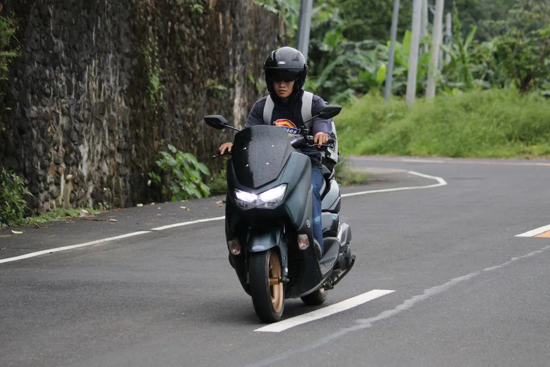 5 Kesalahan Fatal Saat Berkendara Motor di Jalan Basah