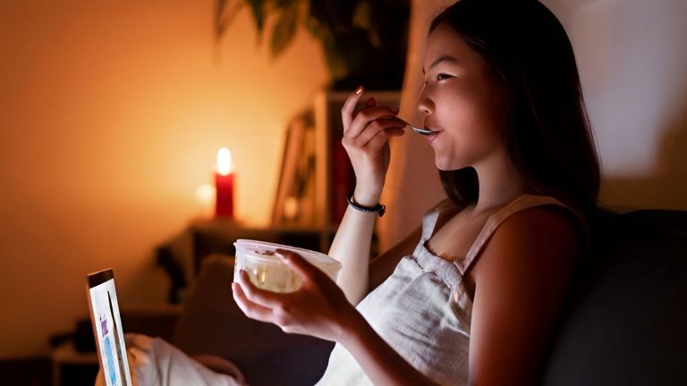 Mengatasi Emotional Eating Saat Stres dengan Mindful Eating