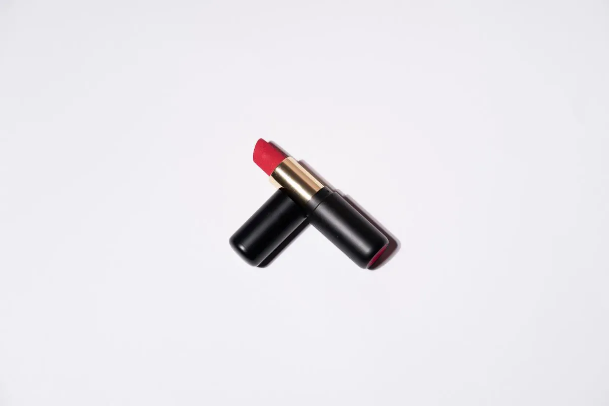 Cara Mencegah Lipstik Matte Agar Tidak Crack di Bibir Kering