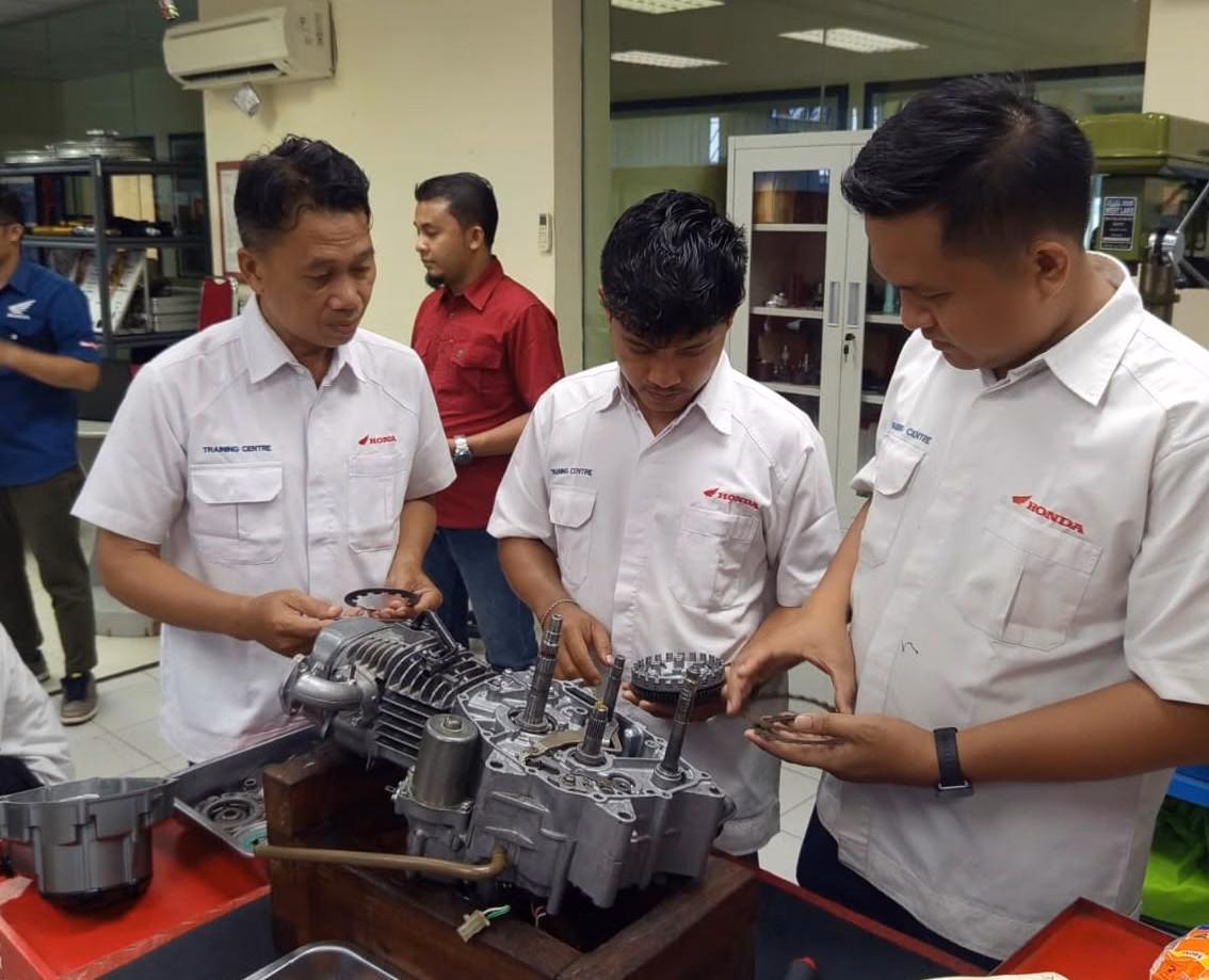 Kolaborasi Industri Otomotif dan SMK: Dari Bengkel Belajar ke Lini Produksi