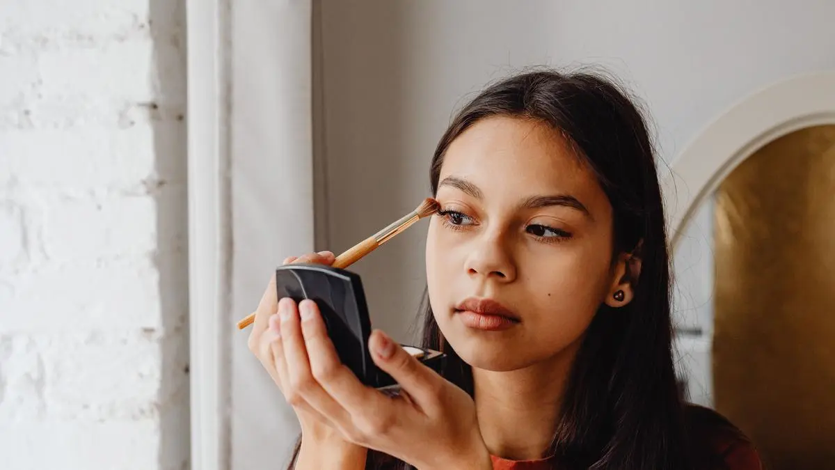 Panduan Memilih Skincare Aman untuk Remaja: Fokus pada Bahan, Bukan Tren Viral