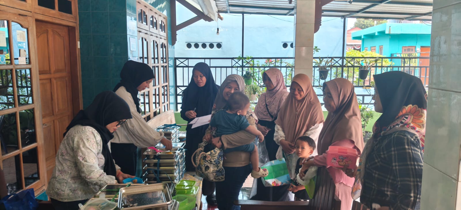Program Makan Bergizi Gratis: Peluang Besar, Risiko Besar untuk Ibu Hamil dan Balita
