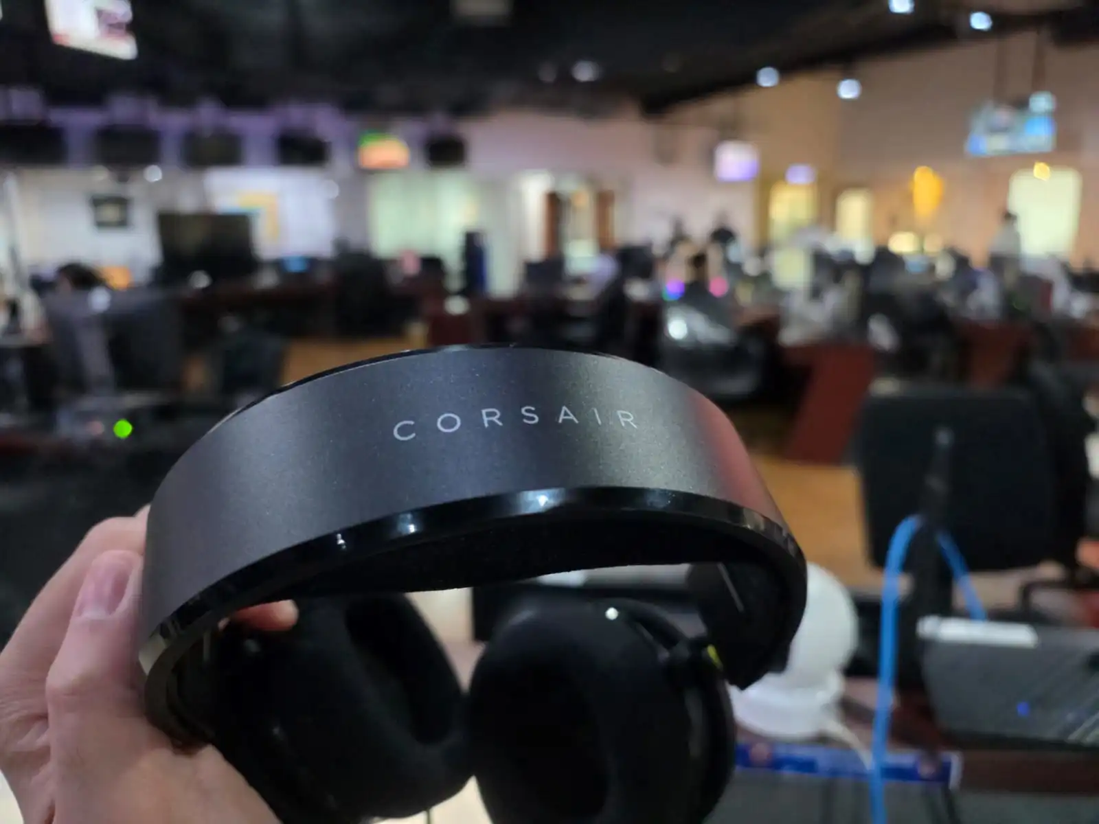 Headset Gaming Terjangkau: Corsair HS35 V3 vs Razer Kraken V4 X