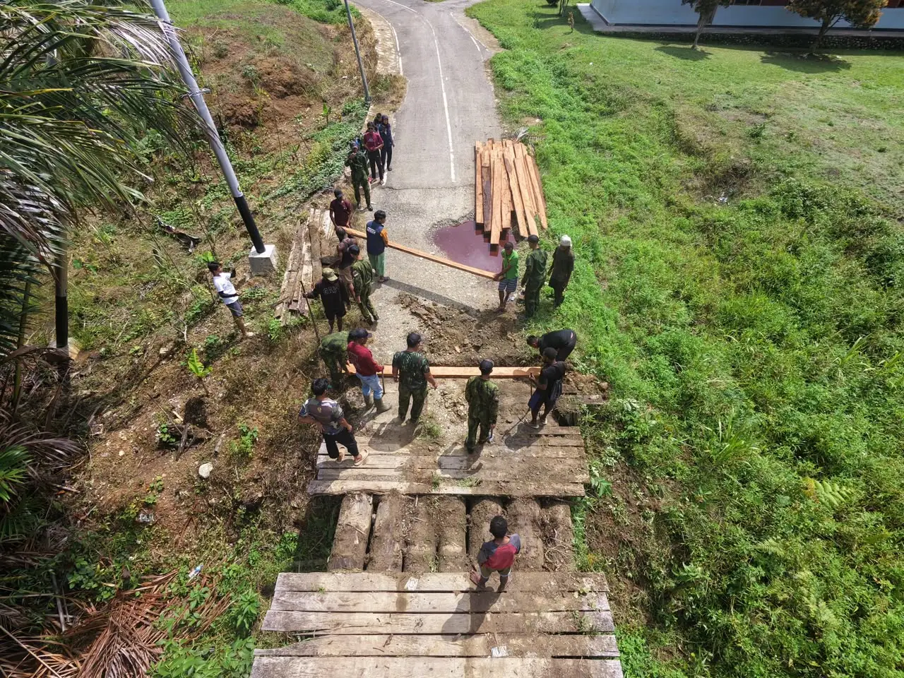Jembatan Darurat Perbatasan dan Kuasa Gotong Royong Warga Terpencil