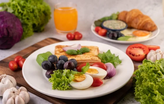 Mengatasi Emotional Eating Saat Stres dengan Mindful Eating