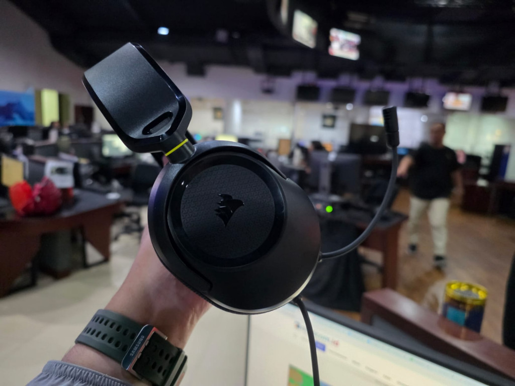 Headset Gaming Terjangkau: Corsair HS35 V3 vs Razer Kraken V4 X