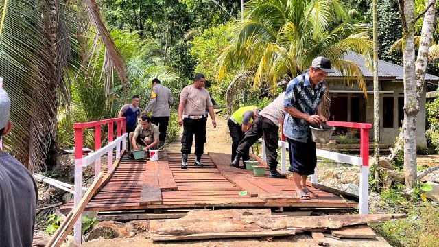 Gotong Royong Jembatan: TNI, Polisi, Warga Buka Akses Desa Terpencil