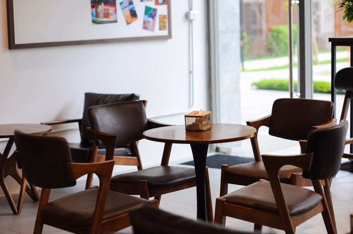 Mengapa Toko Pakaian dan Kafe Menata Furnitur Secara Strategis