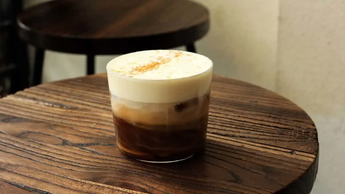 Mont Blanc Kopi dan Ube Latte: Dominasi Minuman Kontras Visual di Kafe Modern