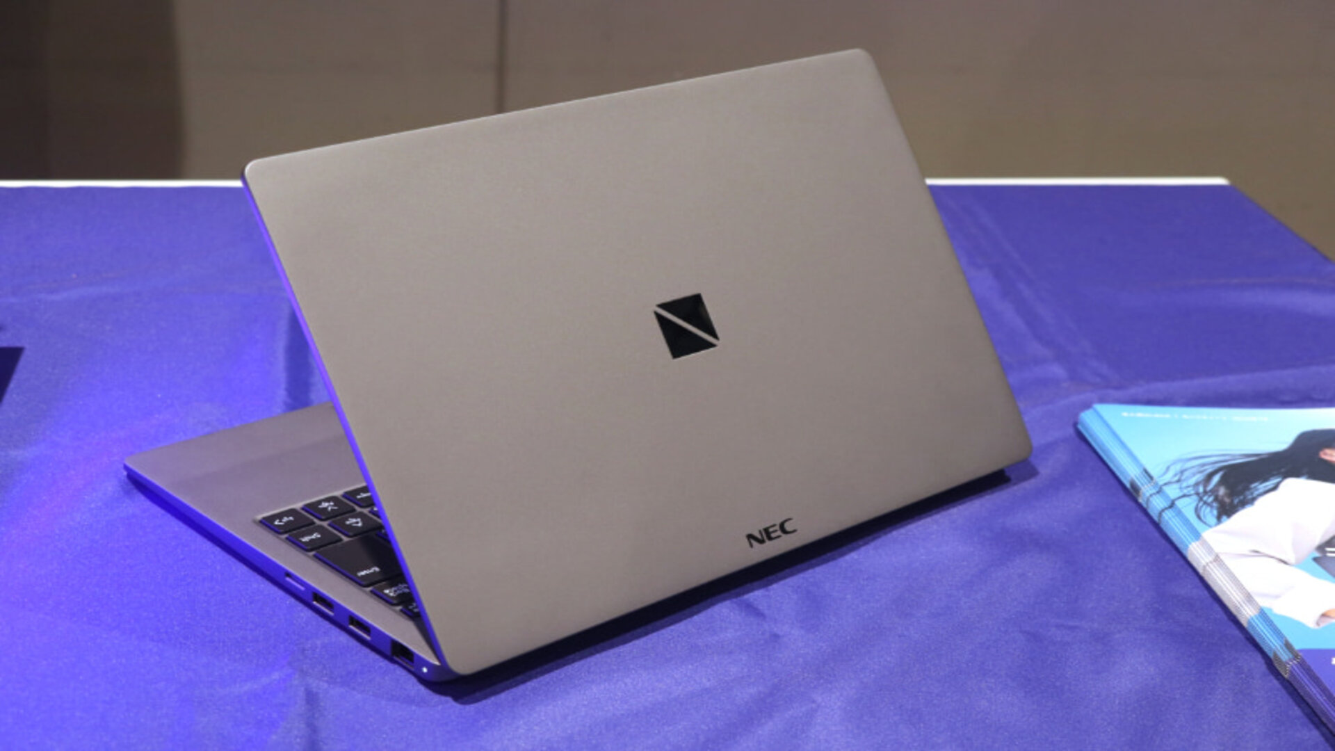 Duel Laptop Bisnis Ultraringan: Kvadra NAU LP14 vs Panasonic Let’s Note SC7