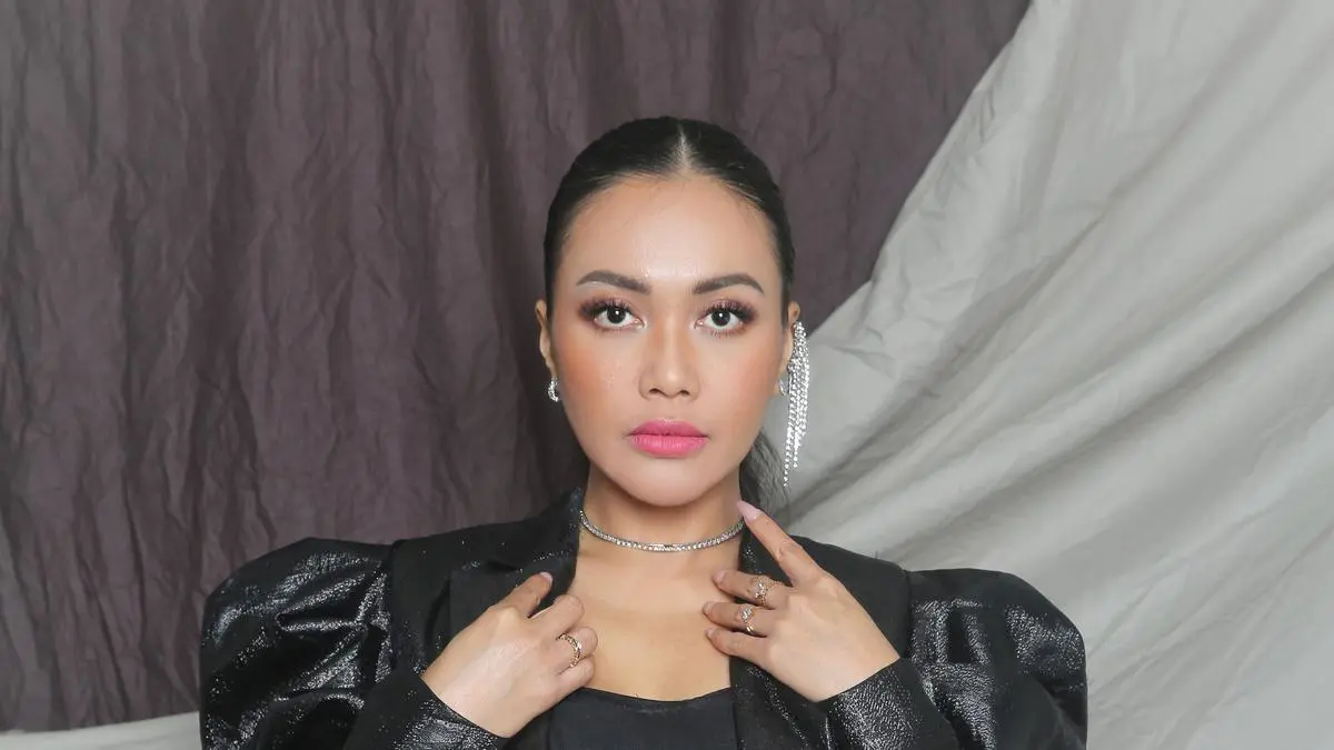 Rutinitas Perawatan Kecantikan Denada untuk Kulit Awet Muda