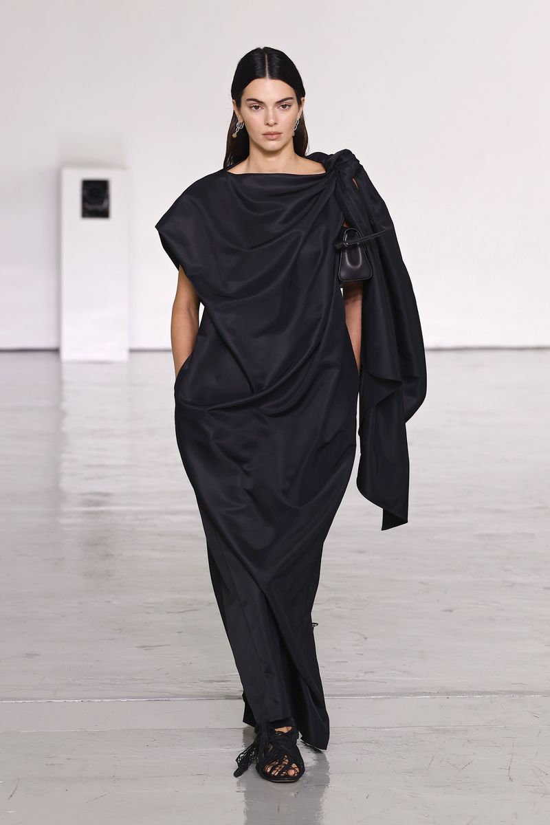 Kendall Jenner Tutup Runway Bottega Veneta di Milan dengan Gaun Hitam Asimetris