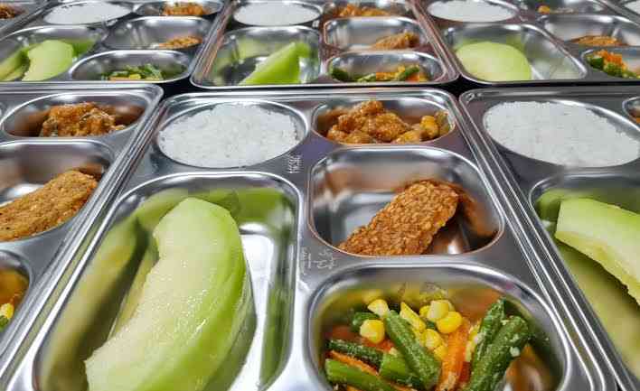 Program Makan Bergizi Gratis Bermasalah: Saat Makanan Sekolah Mengancam Kesehatan Anak