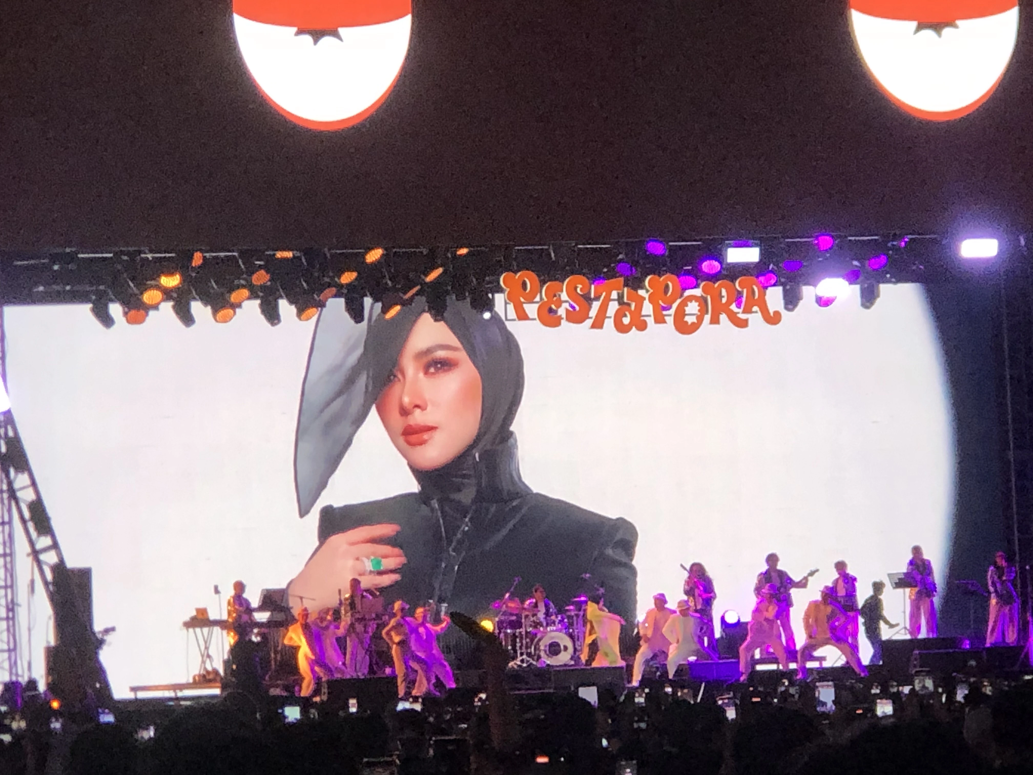 Syahrini Kembali Memukau: Nostalgia dan Energi di Panggung Pestapora
