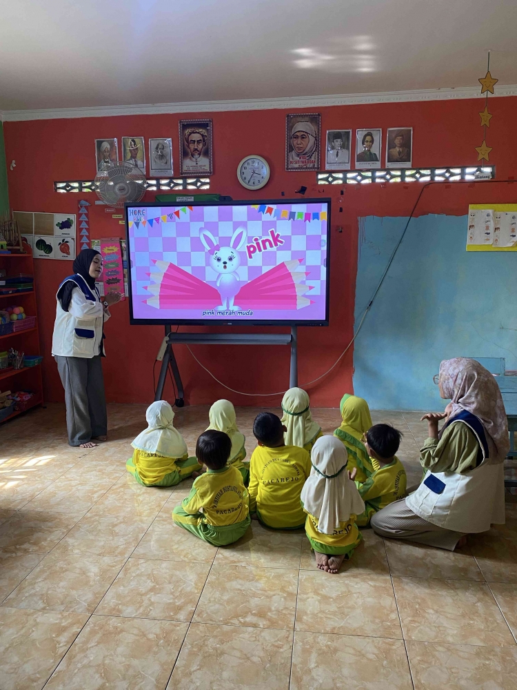 Mahasiswa Bawa English Fun Learning ke Sekolah Dasar
