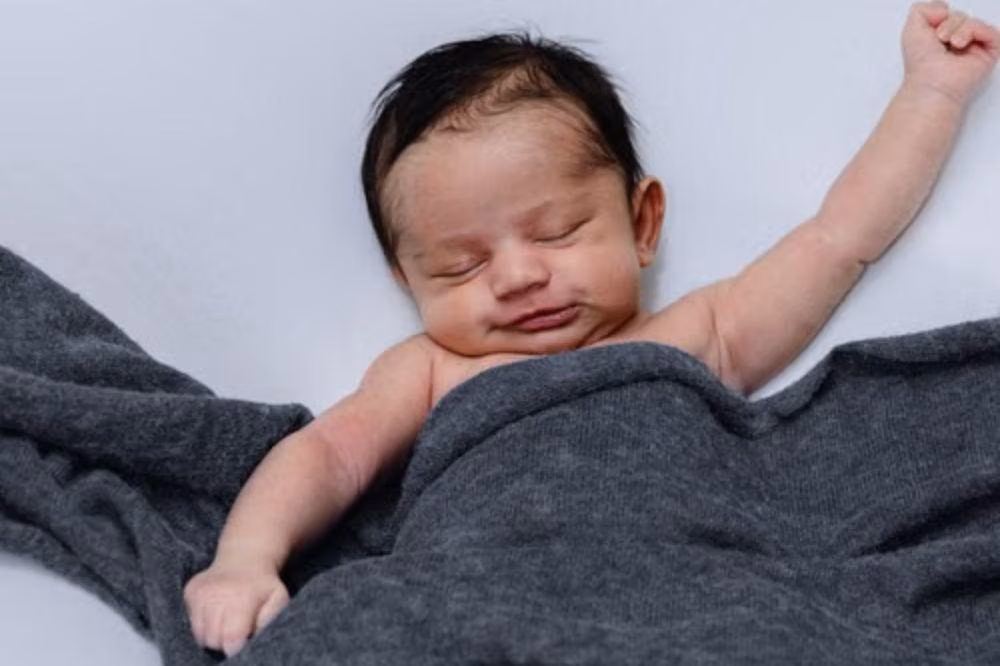 Kapan Perlu Membangunkan Bayi Tidur untuk Menyusu?
