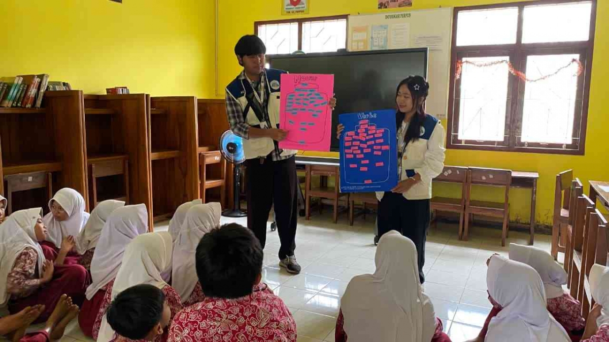 Mahasiswa KKN Menghidupkan Literasi Siswa SD lewat Storytelling dan Dolanan Sastra