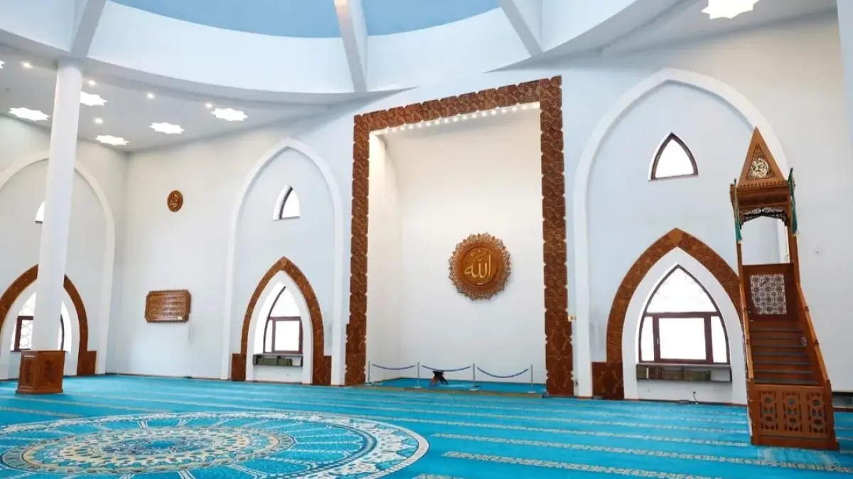 Tiga Maestro Ukir Jepara Rawat Masjid Istiklal dengan Kayu Jati