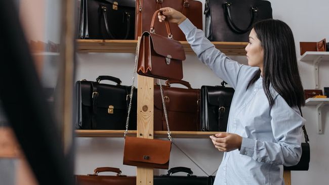 Panduan Memilih Kulit Tas: Full Grain vs Top Grain & Warna
