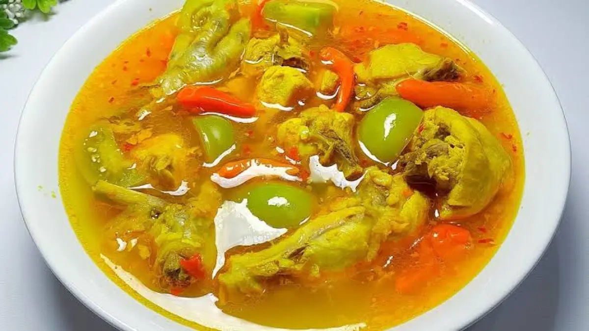 Soto Ayam Kuning Asam Pedas: Teknik Kuah Gurih dan Ayam Empuk