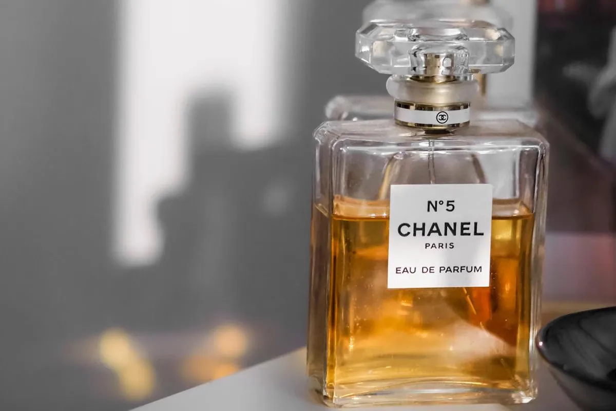 Niche vs Designer Parfum: Memilih Berdasarkan Performa dan Karakter Aroma