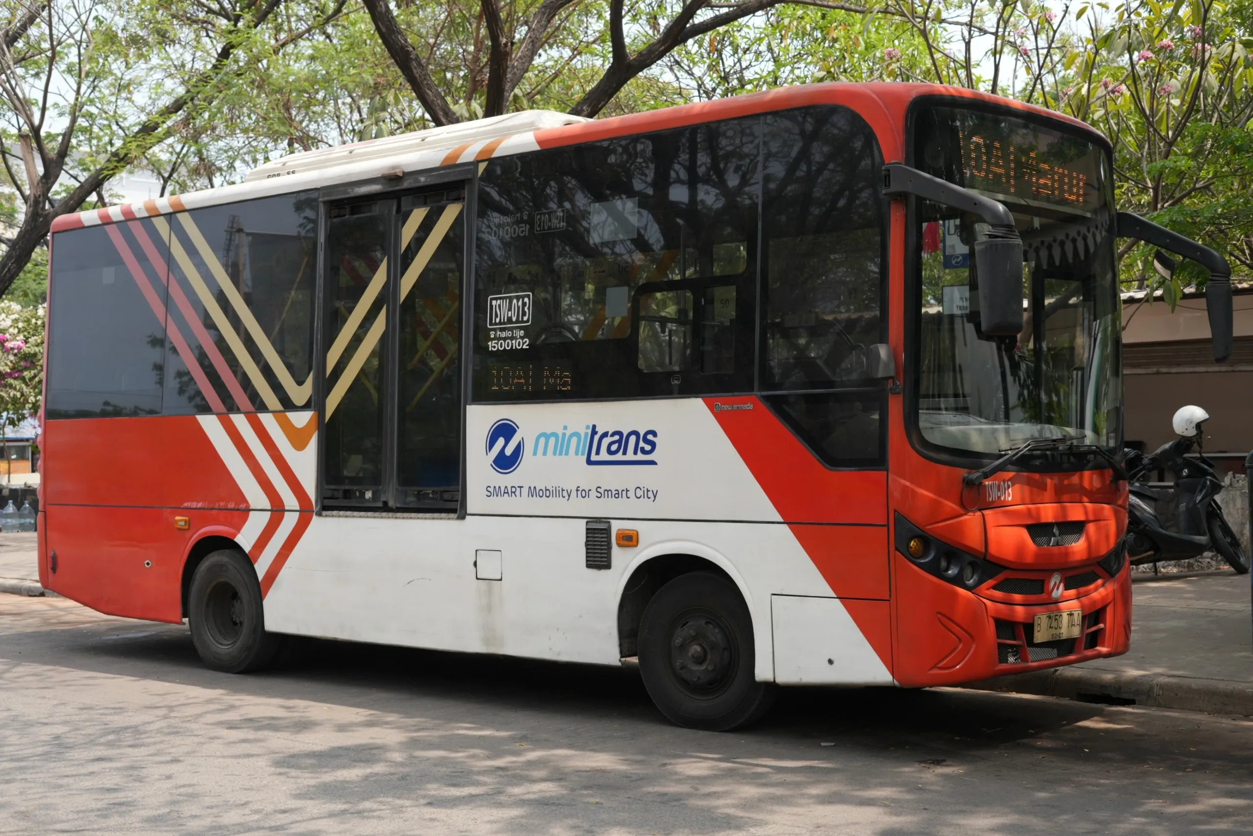 Transjakarta Atur Ulang Rute Feeder Rusun: Siapa Untung, Siapa Terganggu?