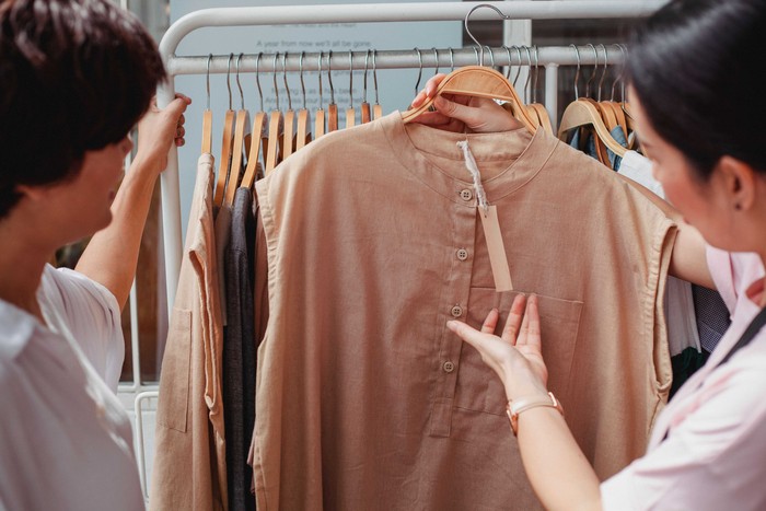 Thrifting dan Outfit Repeating untuk Gaya Hemat Budget