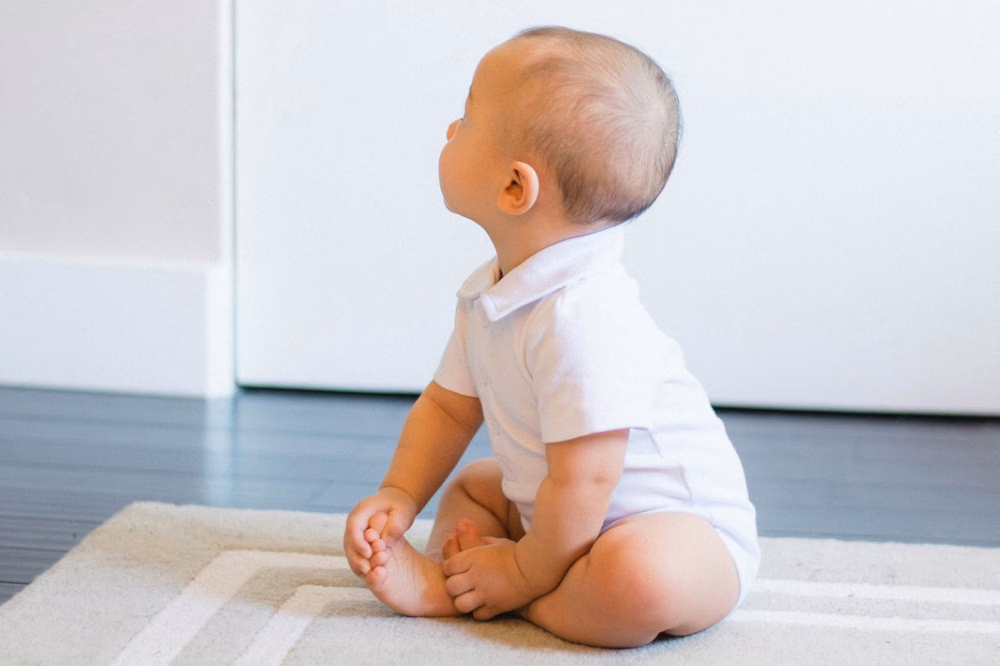 Panduan Stimulasi Motorik Bayi dari Tummy Time hingga Berjalan
