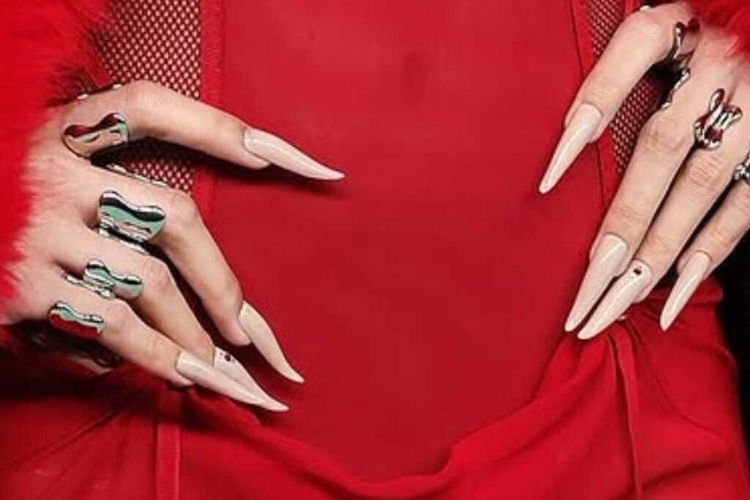 Tampilan Berani Lisa di Red Carpet VMAs: Gaun Merah Transparan dan Detail Kuku Talon
