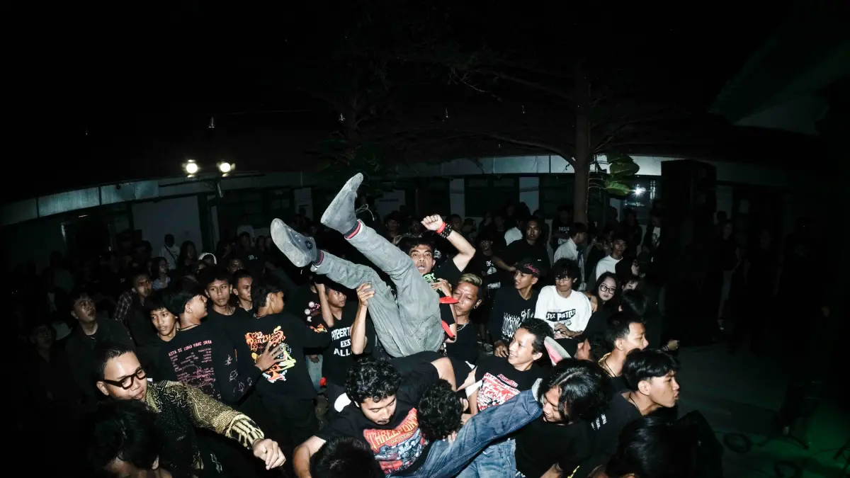Kaos Oversize Dominasi Gaya Anak Muda Urban
