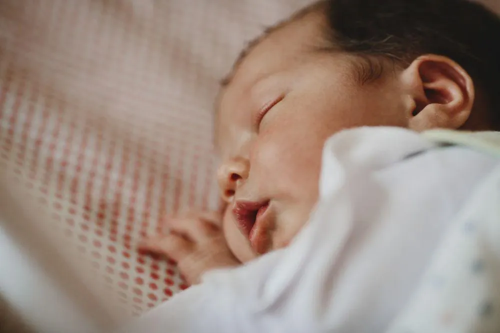 Kapan Perlu Membangunkan Bayi Tidur untuk Menyusu?