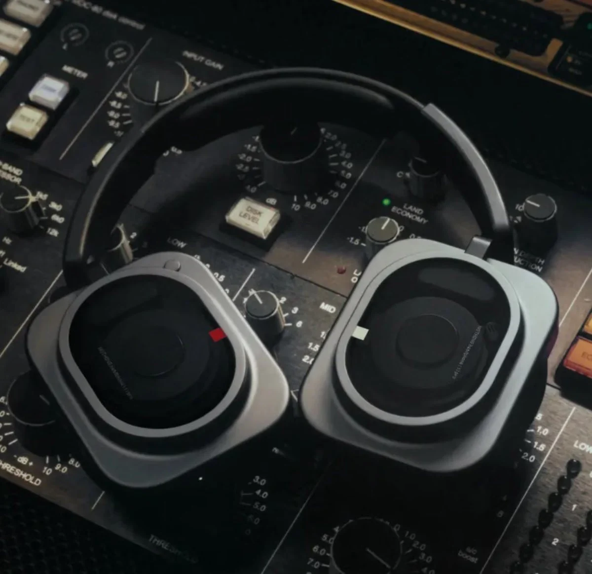 Nothing Headphone (1) Pro: Triple Driver xMEMS dan ANC 46dB untuk Komuter