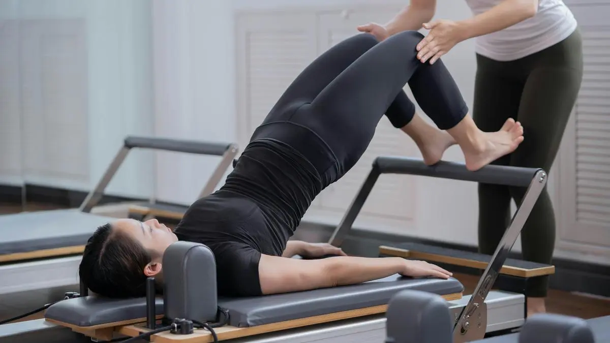 Reformer Pilates vs Mat Yoga: Mana yang Tepat untuk Tujuan Fitness Anda?