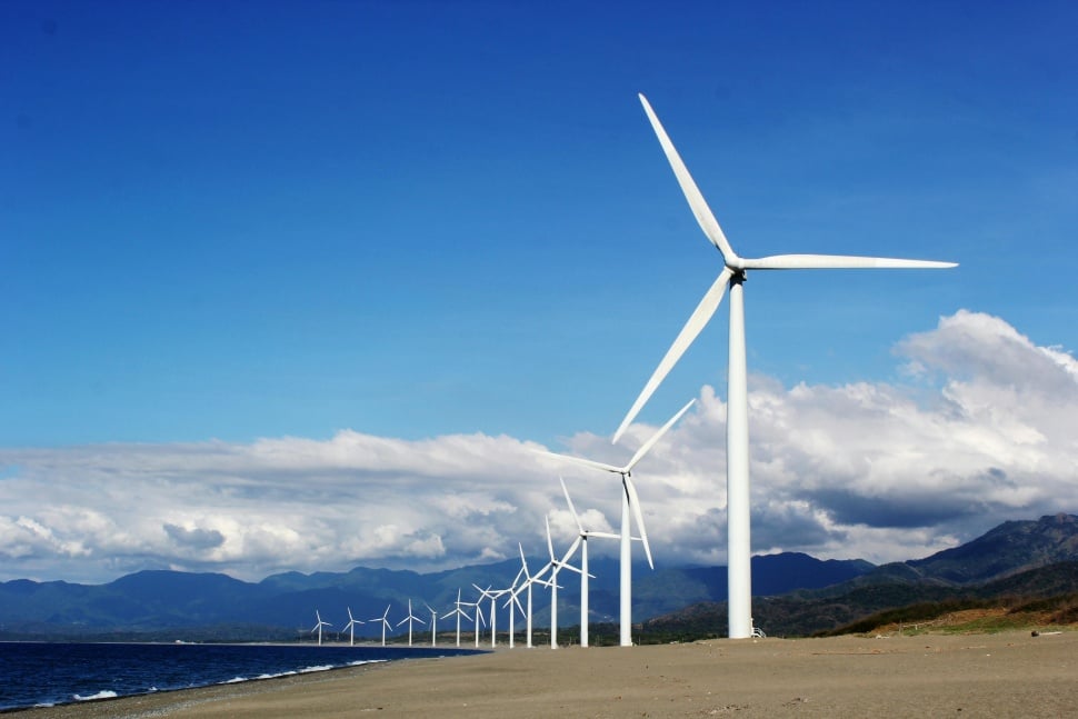 Transisi Energi Ambisius dan Turunnya Biaya Listrik Kawasan