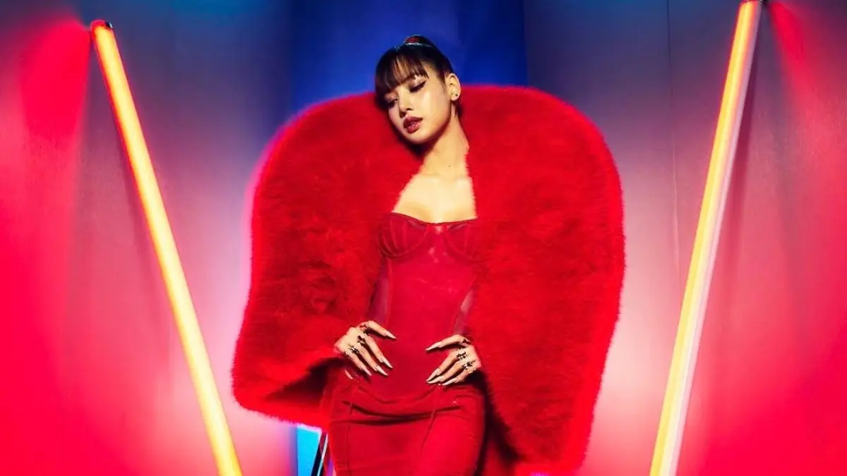 Tampilan Berani Lisa di Red Carpet VMAs: Gaun Merah Transparan dan Detail Kuku Talon