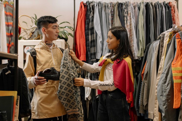 Thrifting dan Outfit Repeating untuk Gaya Hemat Budget