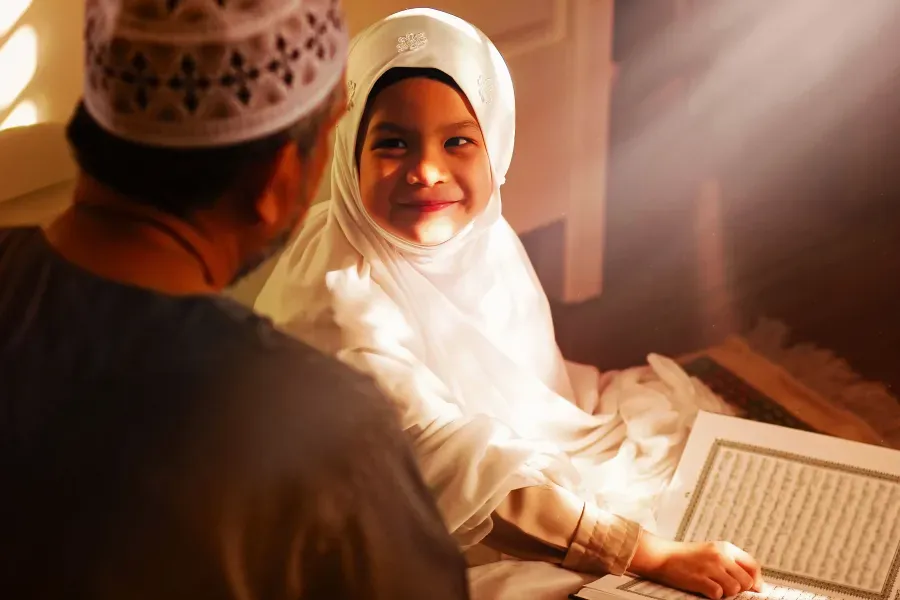 Metode Nabawiyah: Panduan Orang Tua Menumbuhkan Karakter Anak Muslim di Era Digital