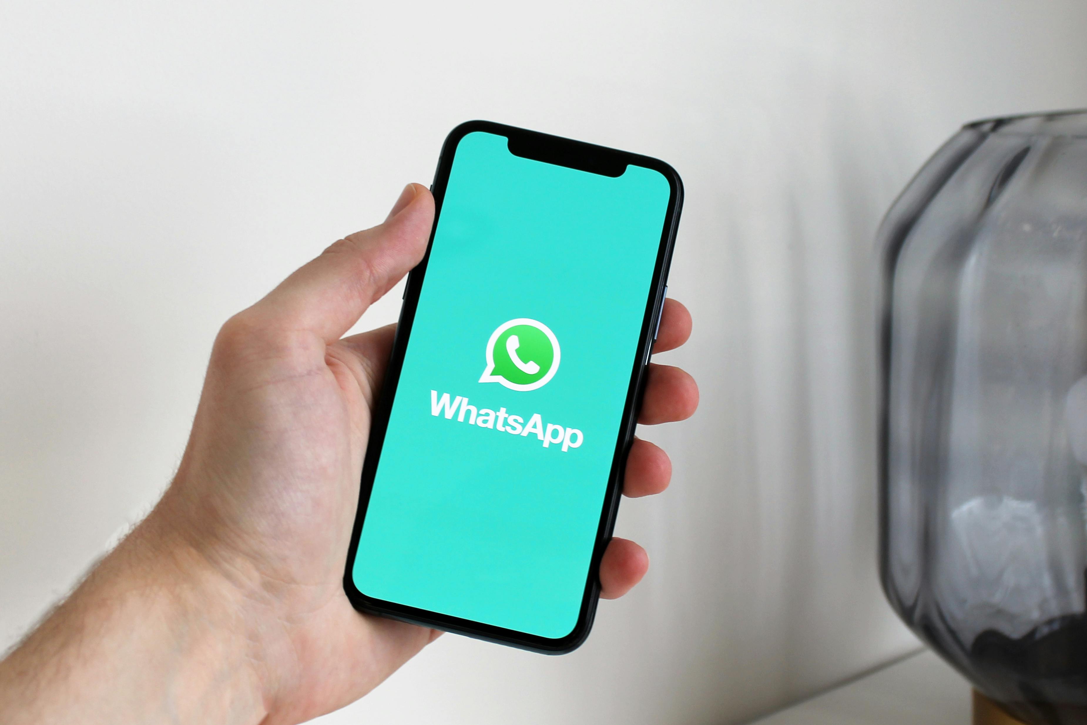WhatsApp Android: Navigasi Oval Mengambang yang Meniru iOS