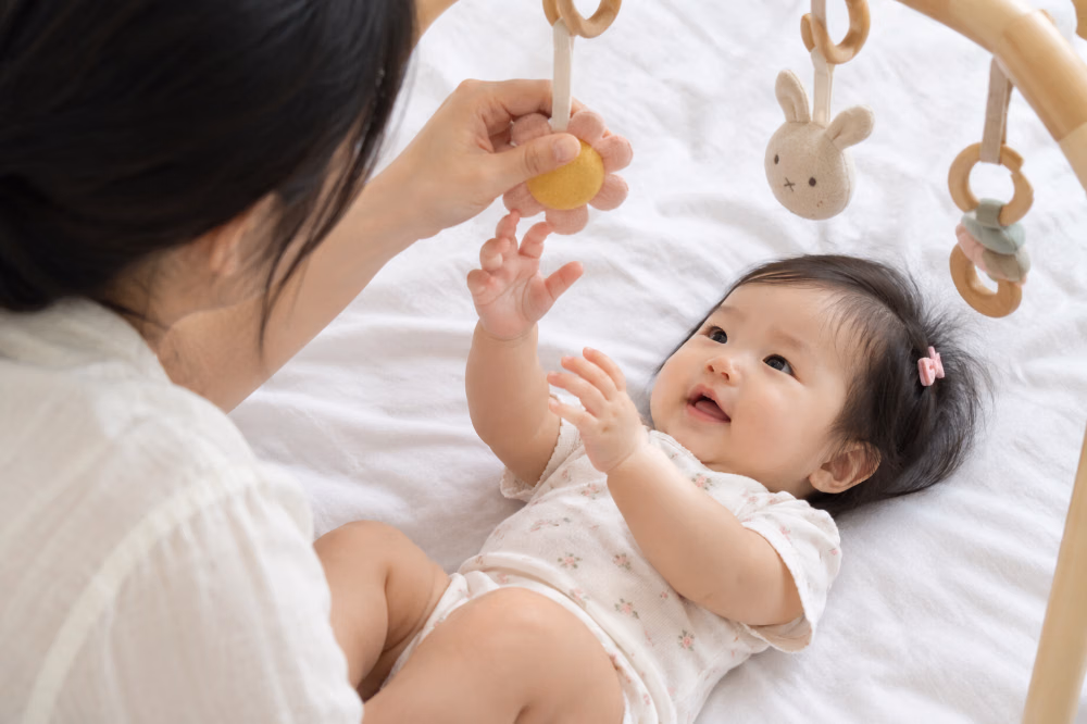 Panduan Stimulasi Motorik Bayi dari Tummy Time hingga Berjalan