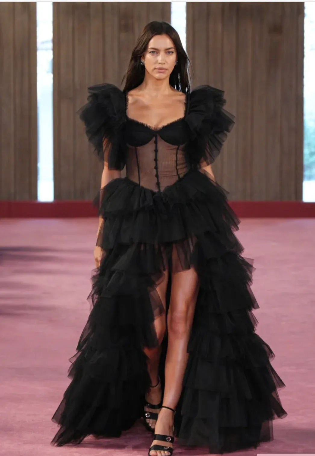 Supermodel Legendaris Kembali ke Runway dan Mengguncang Standar Usia