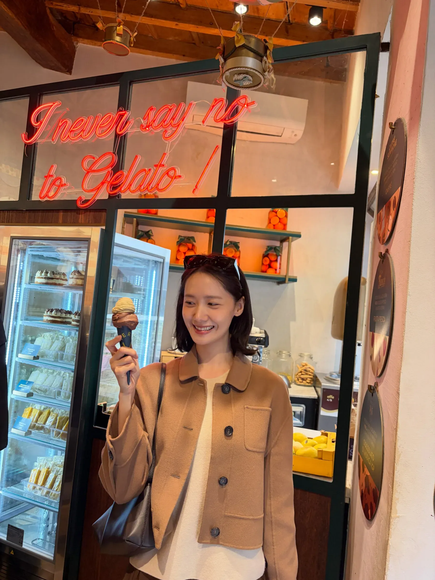 Gaya Minimalis Elegan Yoona di Milan Fashion Week