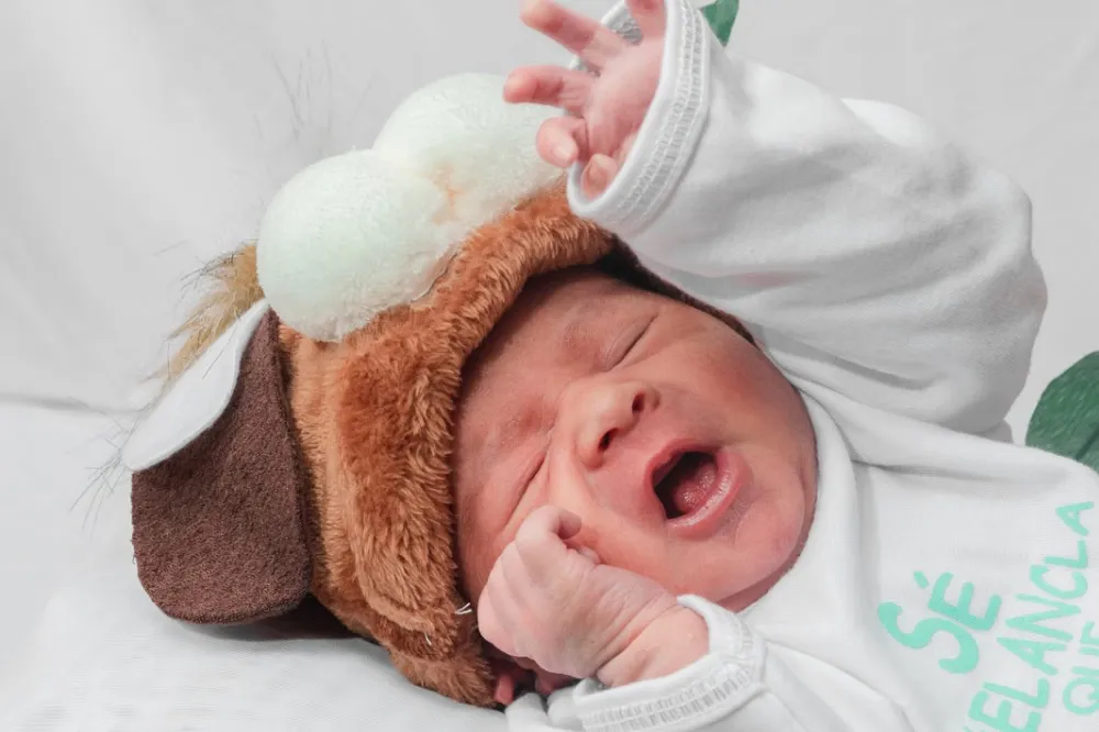 Bayi Rewel, Kaget, dan Menggeram: Mana yang Normal, Mana yang Bahaya?