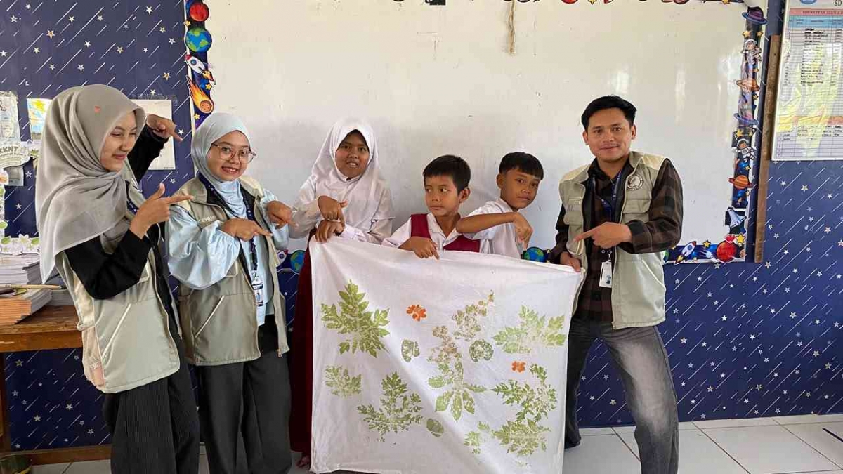 Mengubah Daun Menjadi Karya Seni: Ecoprint untuk Bonding Keluarga