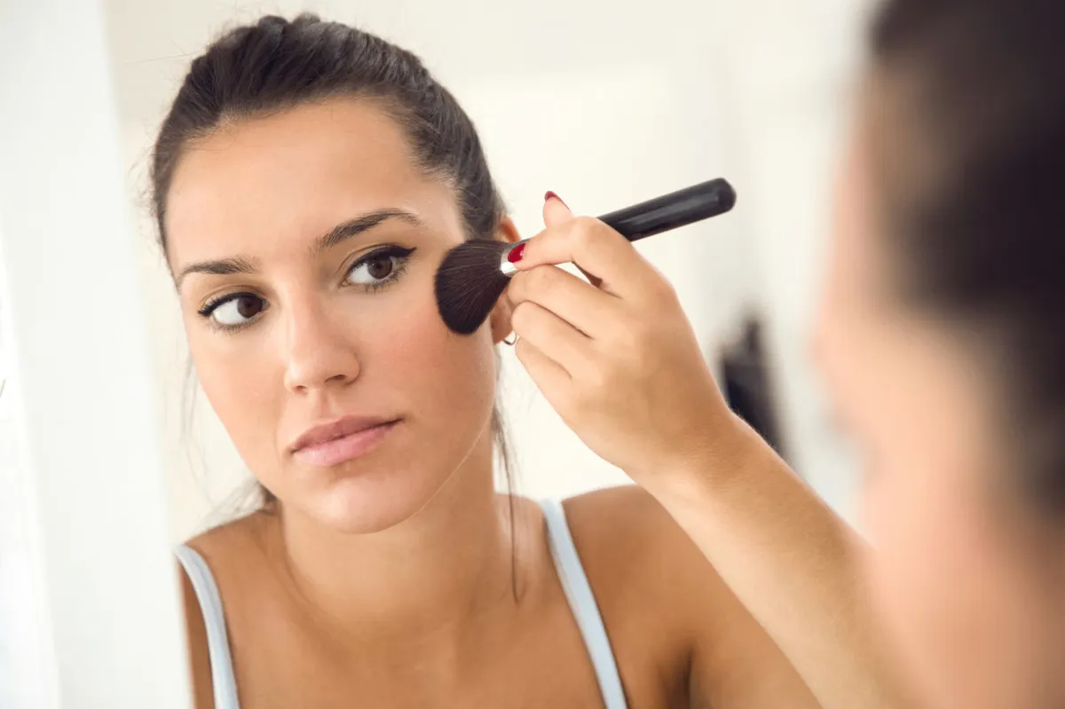 Teknik Anti Blush untuk Wajah Lebih Berdimensi