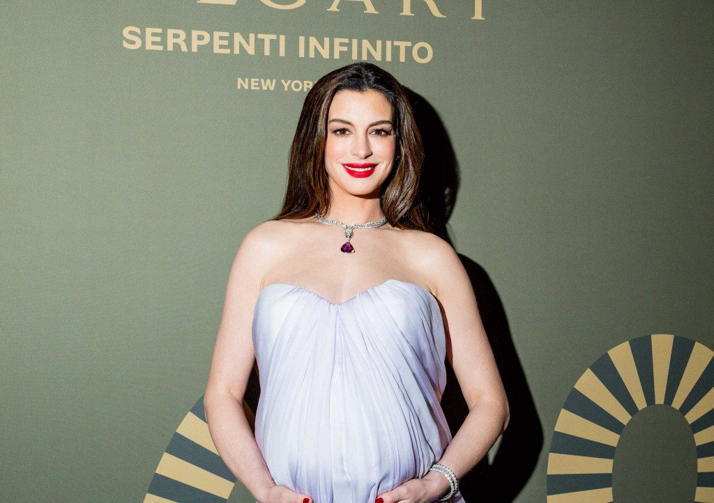 Kehamilan Anne Hathaway Mengubah Strategi Promosi Verity
