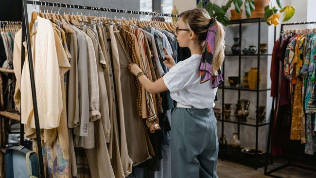 Thrifting dan Outfit Repeating untuk Gaya Hemat Budget