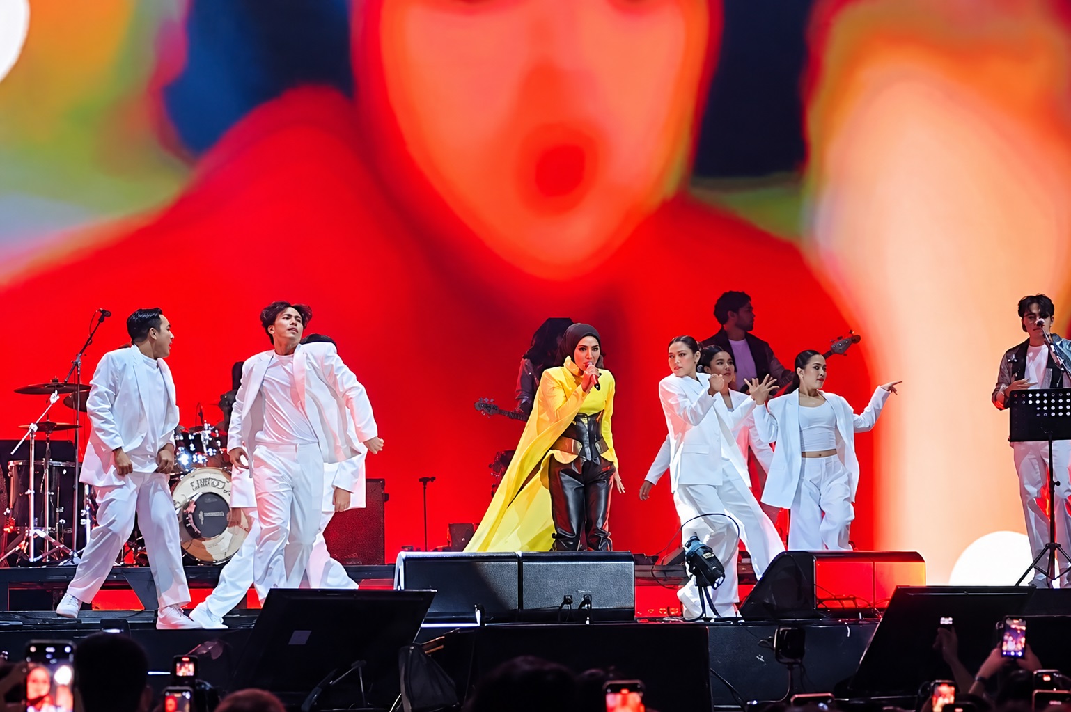 Syahrini Comeback di Pestapora: Energi, Nostalgia, dan Kaus Dolar