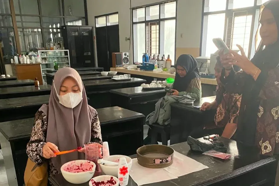 Membuat Produk Skincare Herbal di Rumah untuk Kulit Sensitif