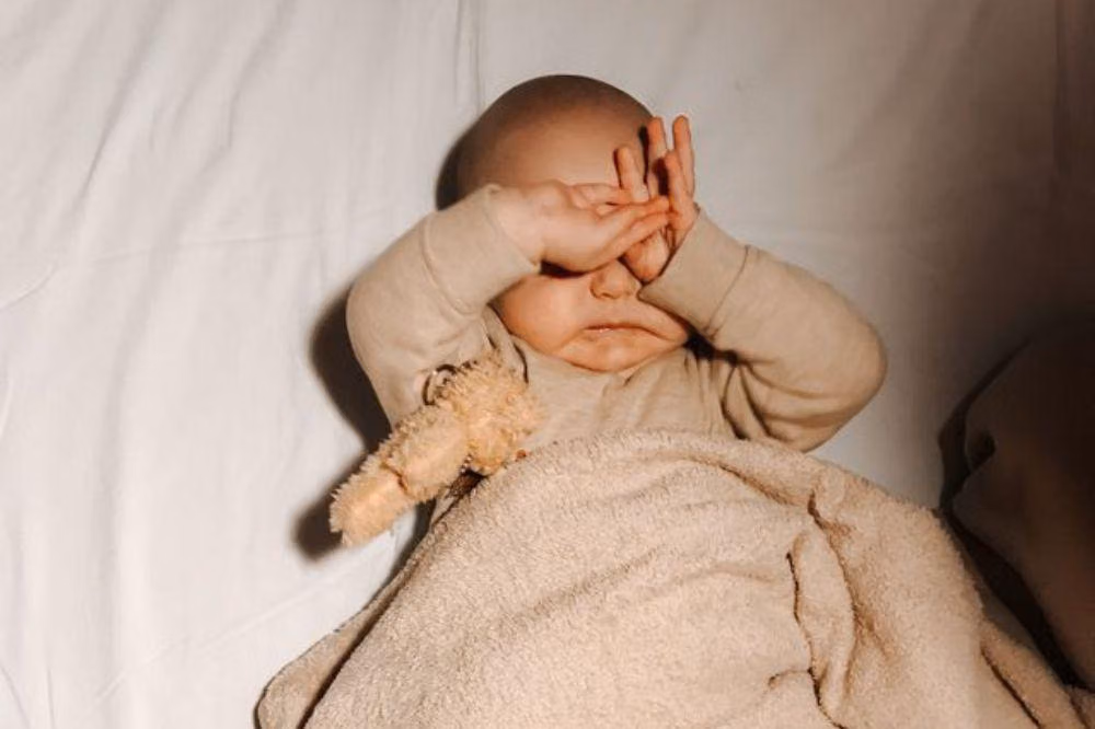 Bayi Rewel, Kaget, dan Menggeram: Mana yang Normal, Mana yang Bahaya?